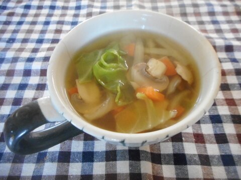 マッシュルーム入りの野菜スープ